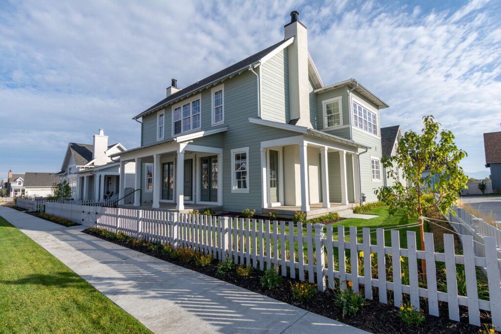 Affordable Front Yard Fencing: Ideas That Won’t Break the Bank